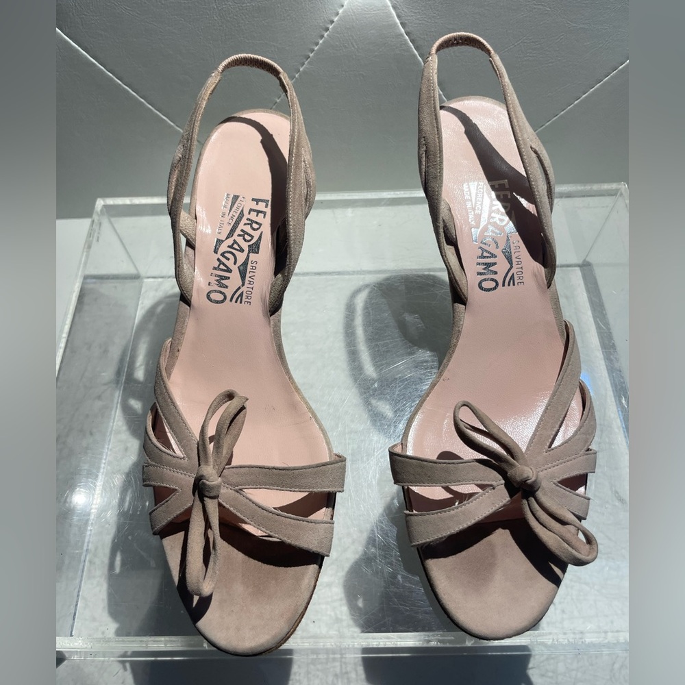 Salvatore Ferragamo Women's nude suede Heels sz 7 made in italy good